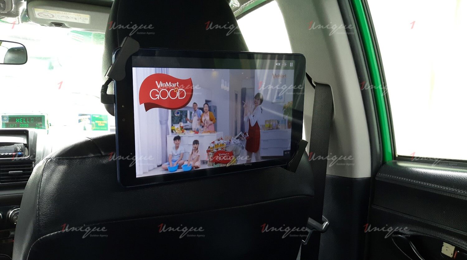 vinmart quảng cáo trên màn hình lcd trong ô tô