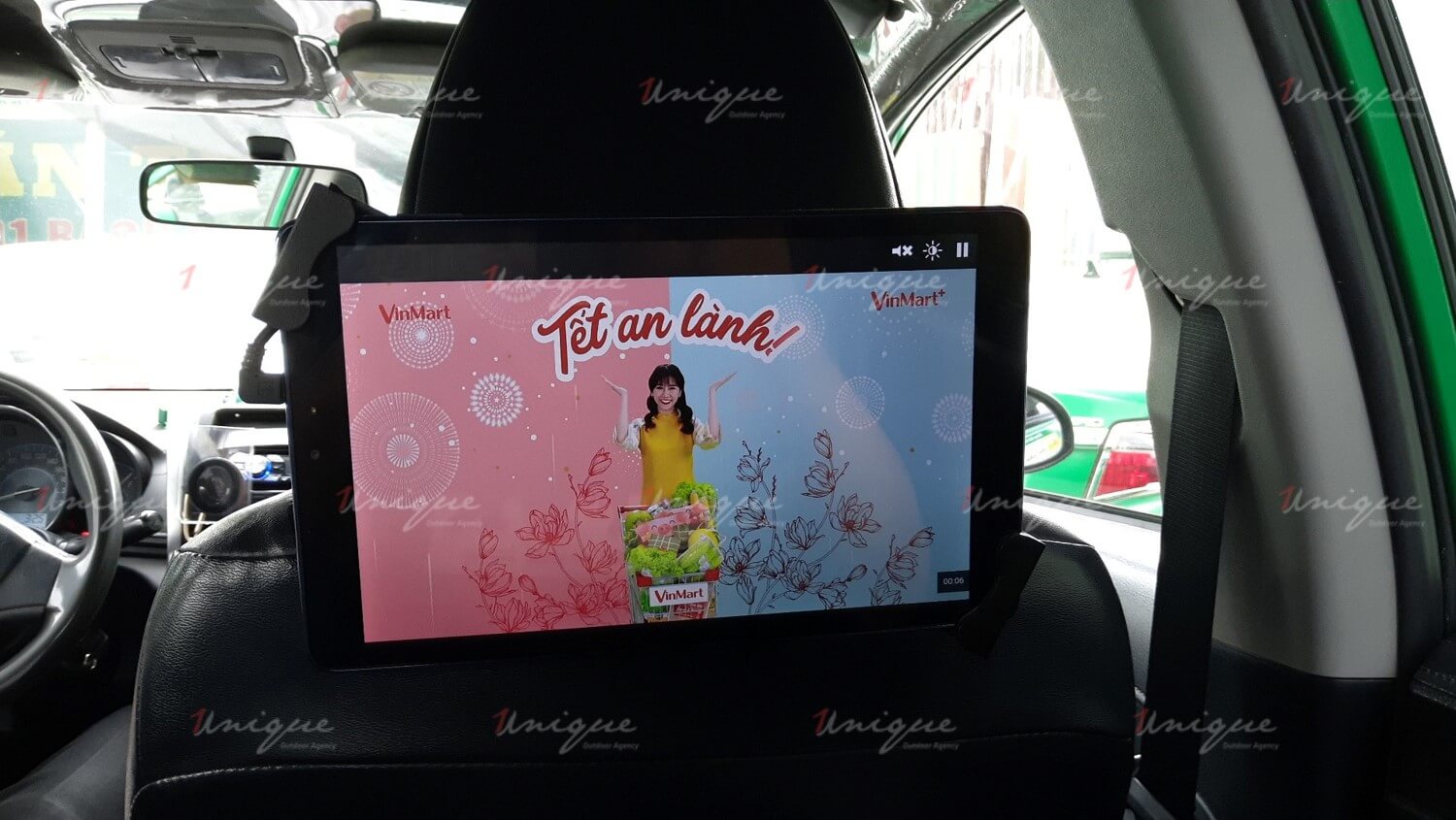 vinmart quảng cáo trên màn hình lcd trong ô tô