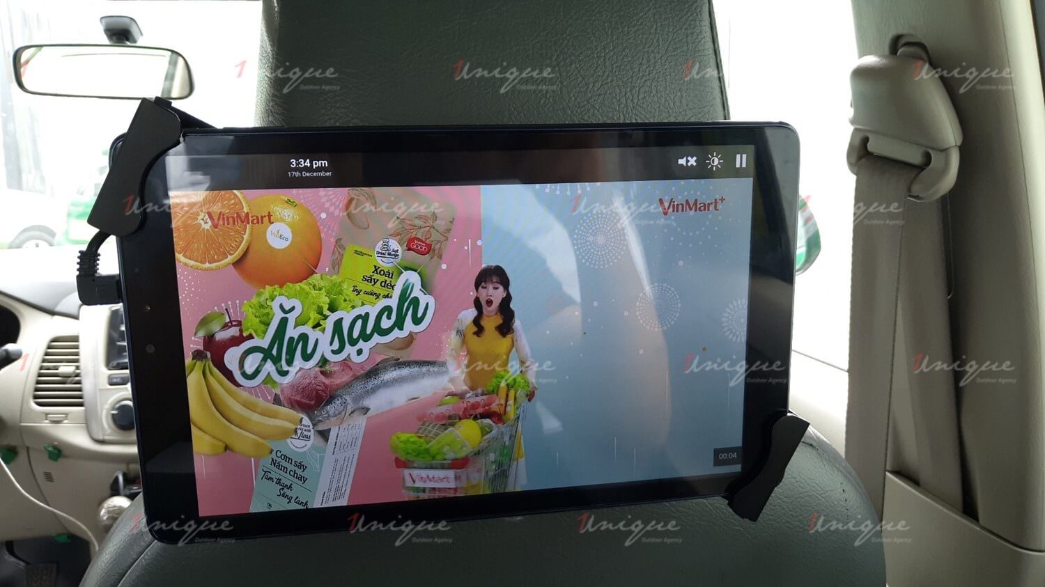 vinmart quảng cáo trên màn hình lcd trong ô tô