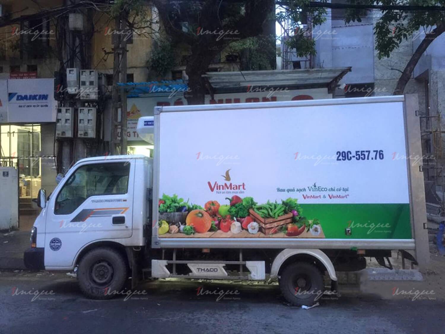 quảng cáo trên xe tải