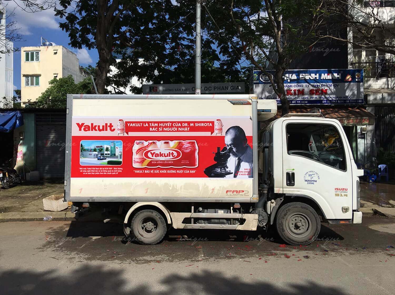 quảng cáo trên xe tải