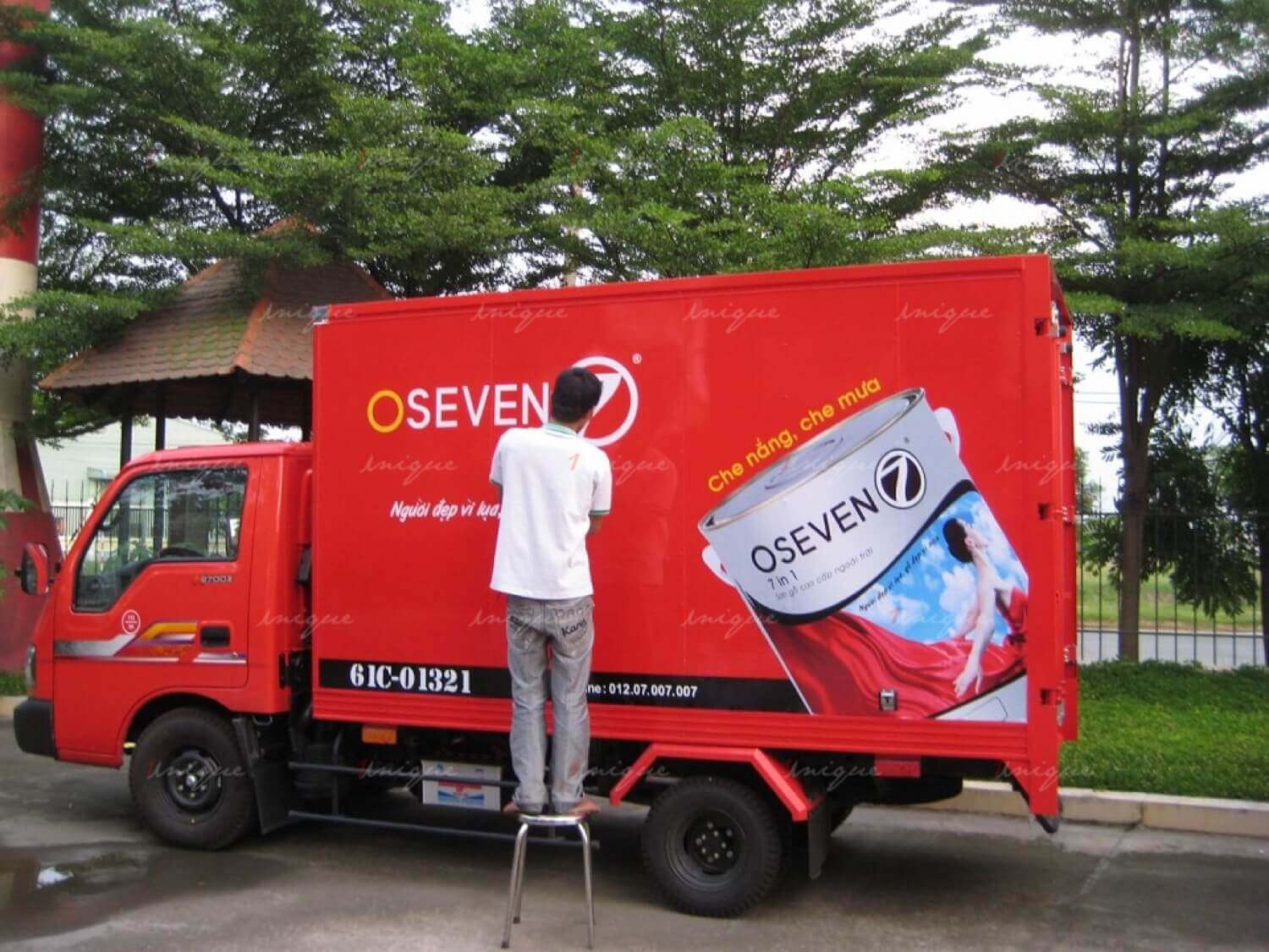 quảng cáo trên xe tải