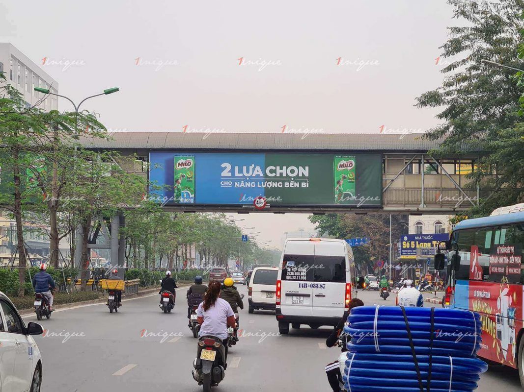 quảng cáo trên cầu vượt đi bộ