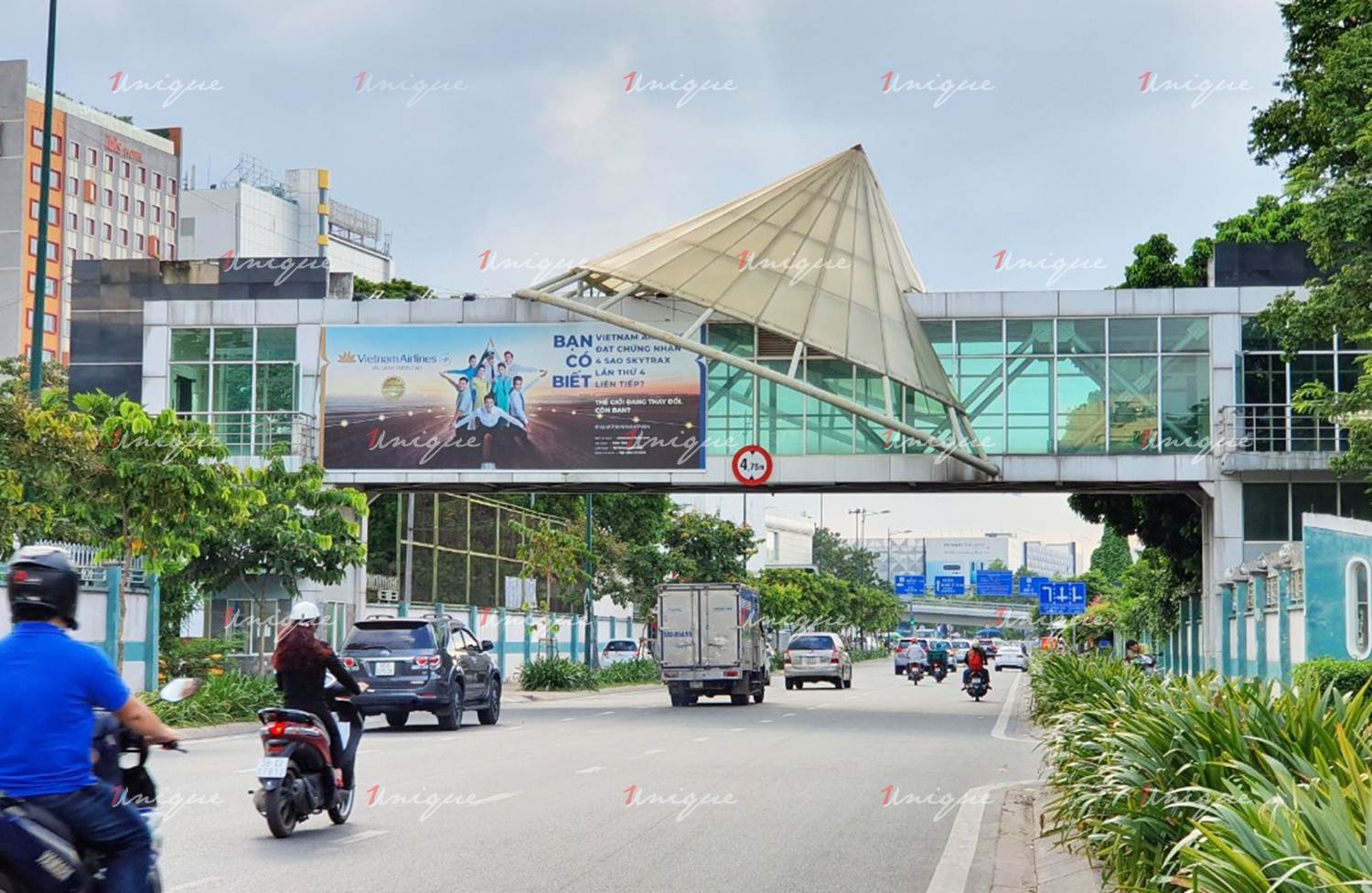 quảng cáo trên cầu vượt đi bộ
