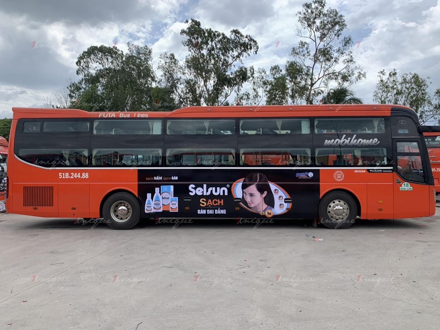 quảng cáo trên xe khách