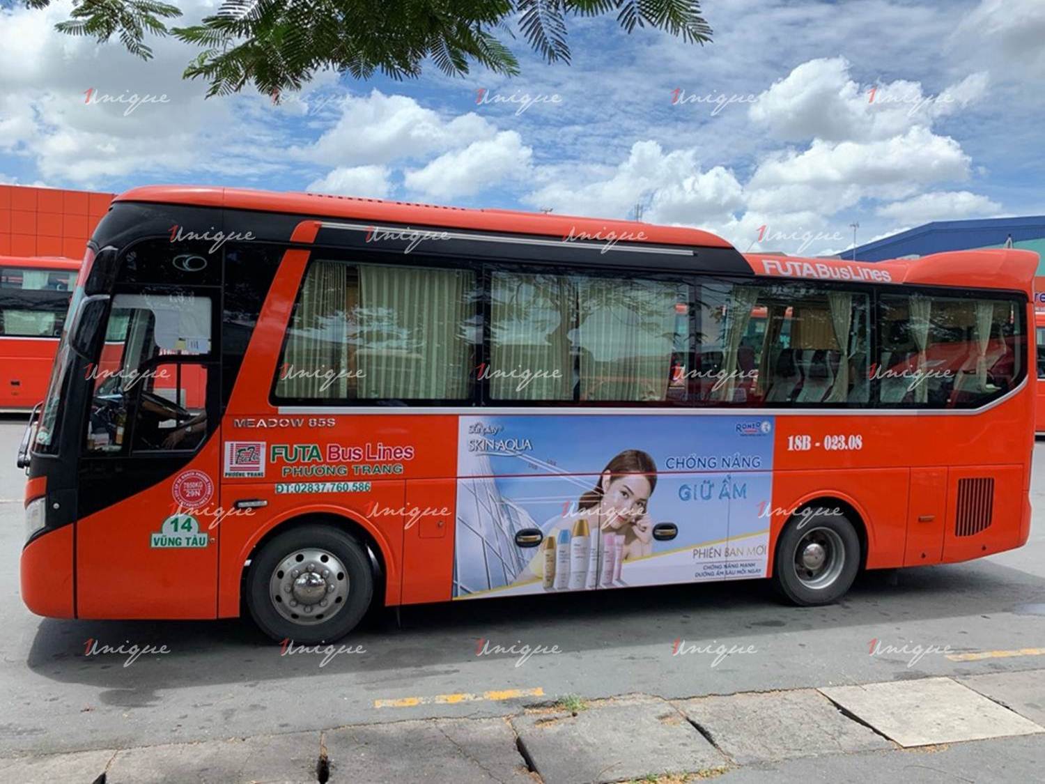 quảng cáo trên xe khách