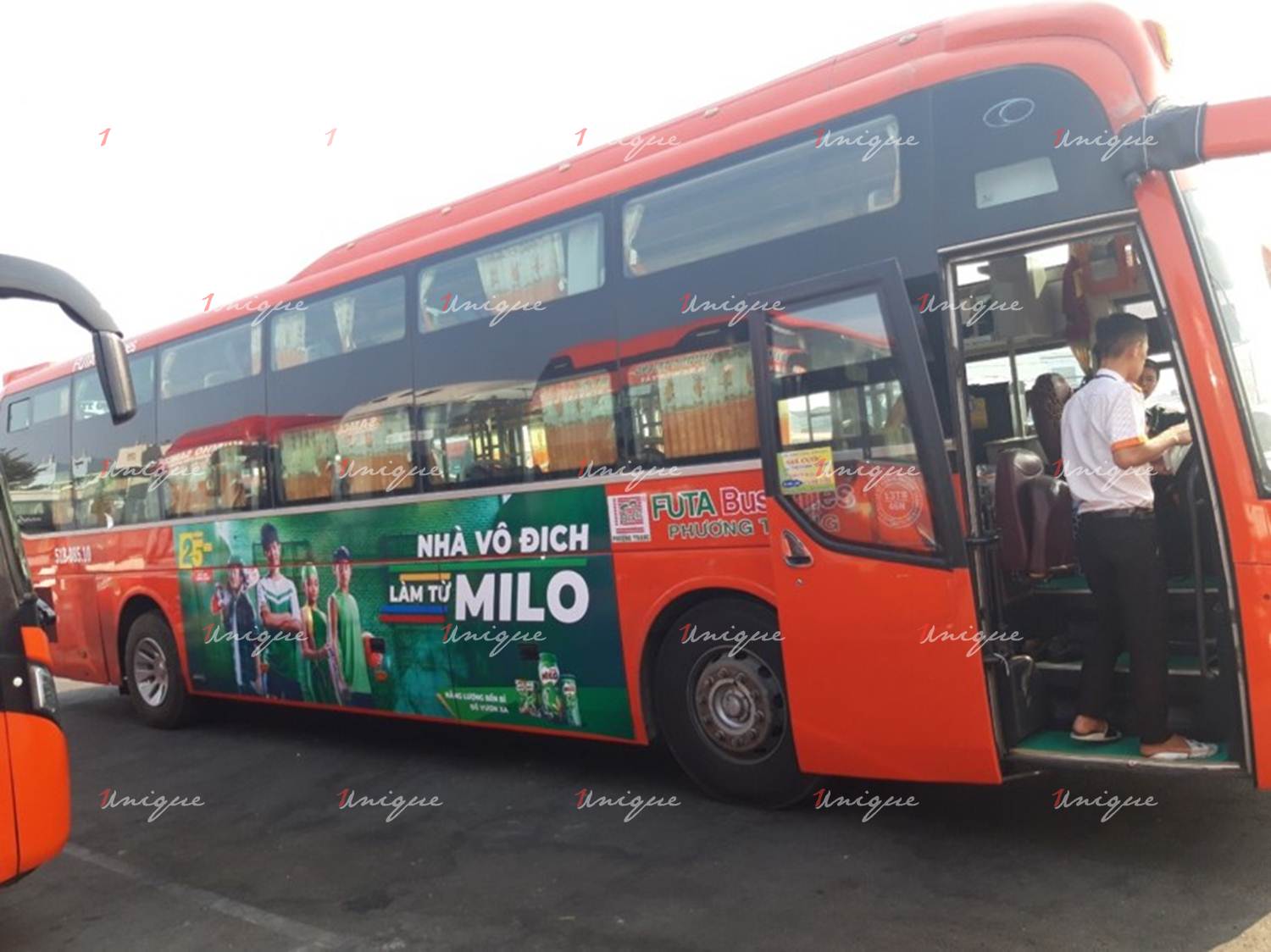 quảng cáo trên xe khách