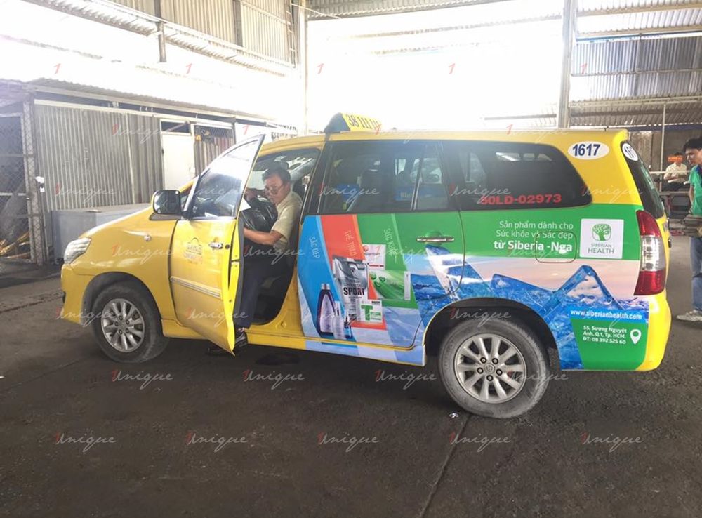 dán quảng cáo tràn đuôi xe taxi