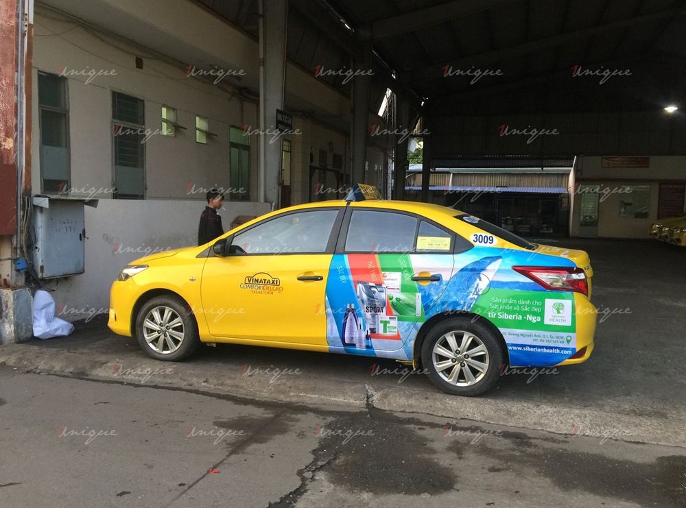 dán quảng cáo tràn đuôi xe taxi