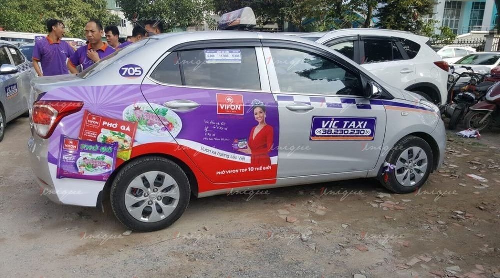 dán quảng cáo tràn đuôi xe taxi