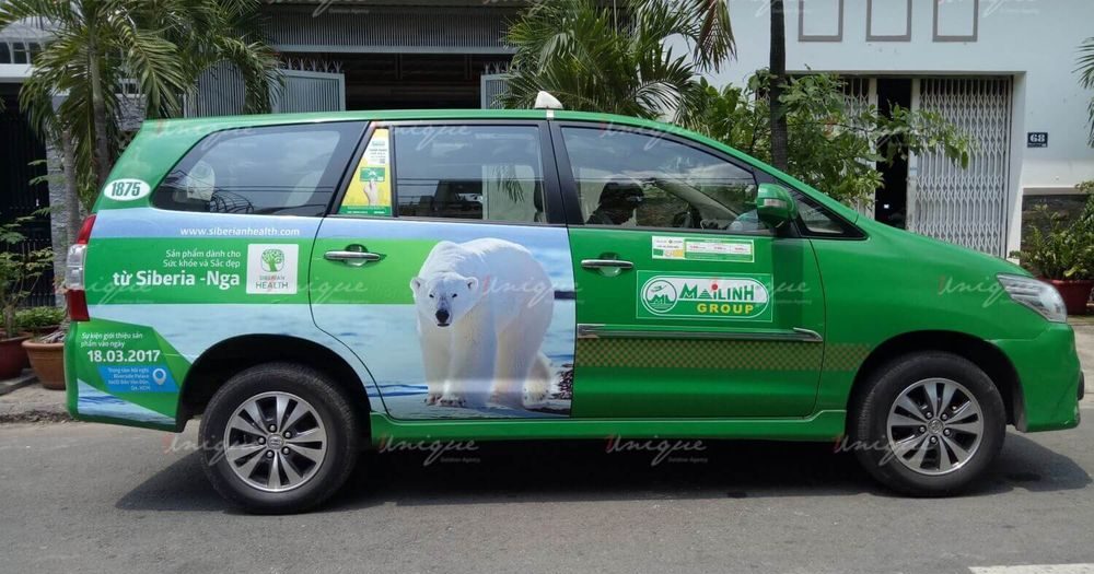 Dán quảng cáo tràn đuôi xe taxi