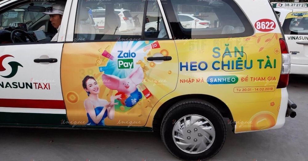 Dán quảng cáo tràn đuôi xe taxi