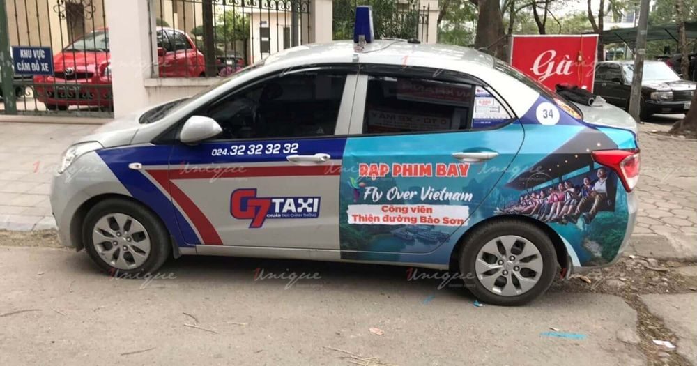 Dán quảng cáo tràn đuôi xe taxi