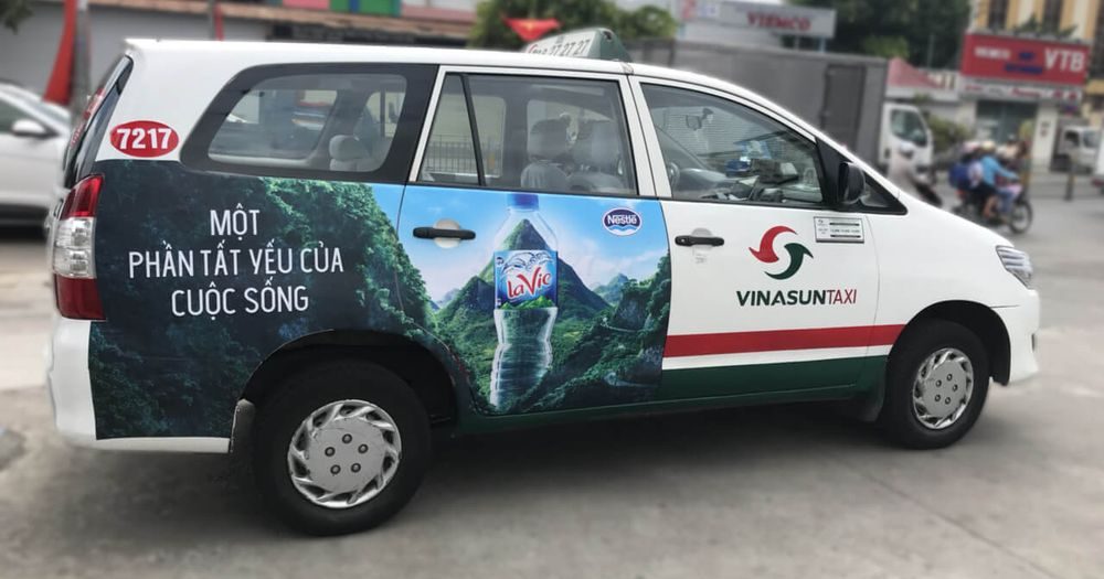Dán quảng cáo tràn đuôi xe taxi