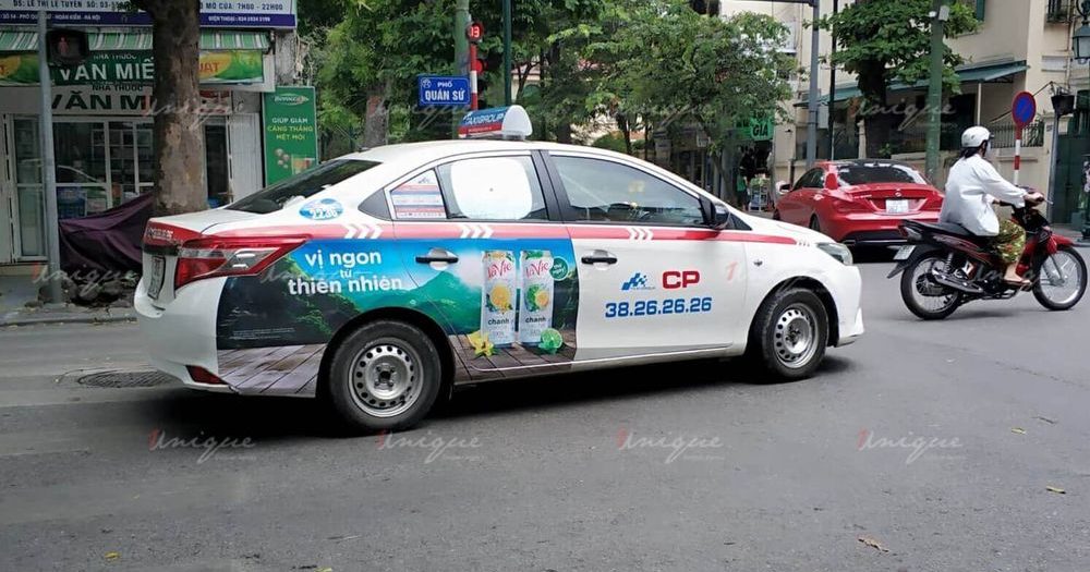 Dán quảng cáo tràn đuôi xe taxi