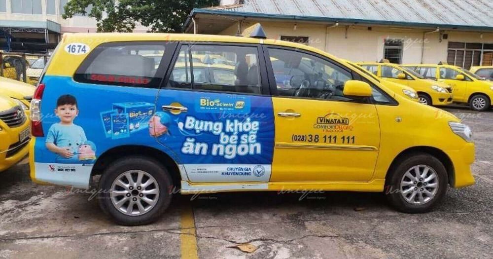 Dán quảng cáo tràn đuôi xe taxi