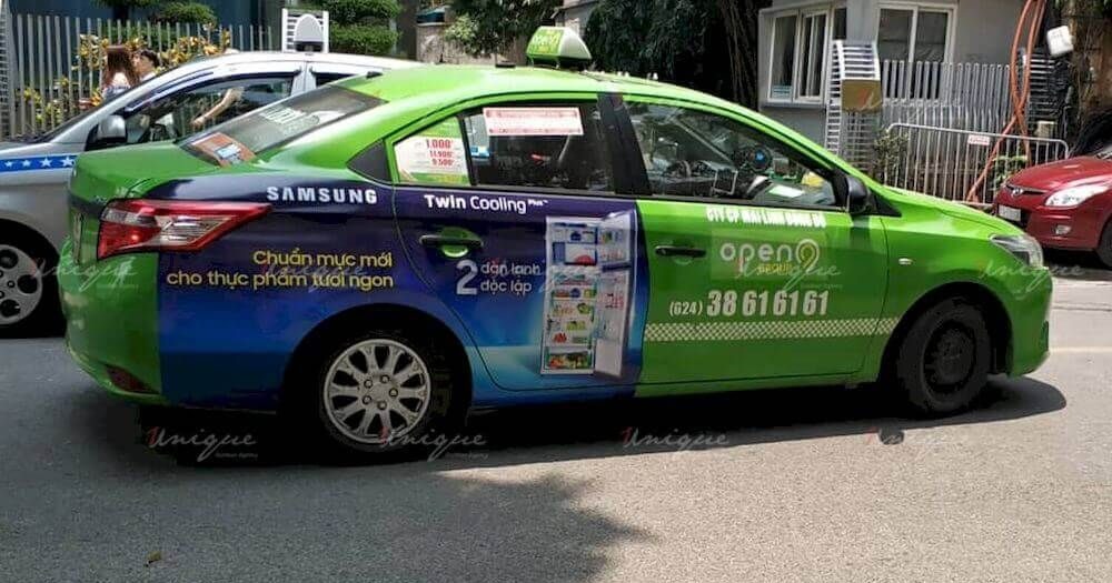 Dán quảng cáo tràn đuôi xe taxi