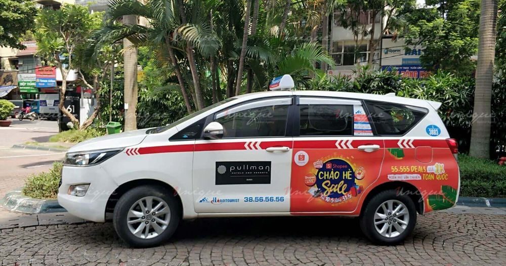 Dán quảng cáo tràn đuôi xe taxi