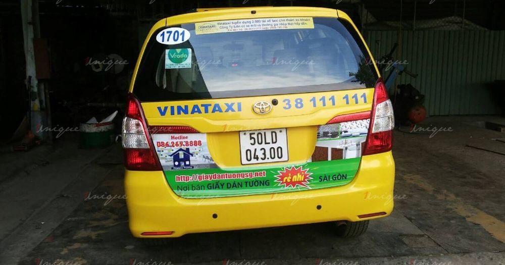 Dán quảng cáo trên đuôi xe taxi