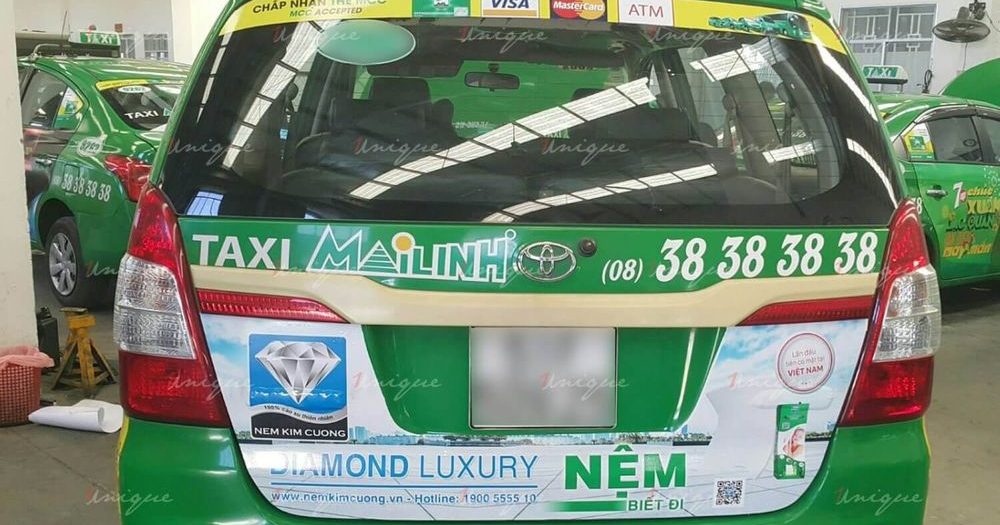 Dán quảng cáo trên đuôi xe taxi