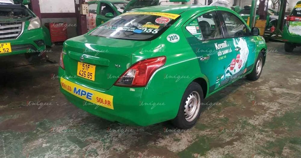 Dán quảng cáo trên đuôi xe taxi