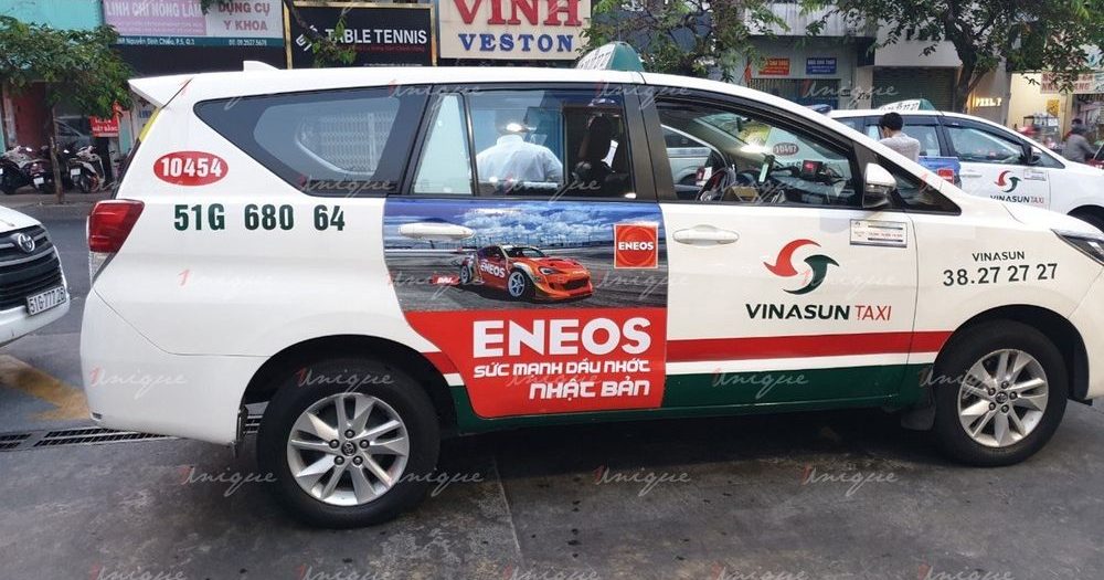 dấn quảng cáo trên hai cánh cửa sau xe taxi