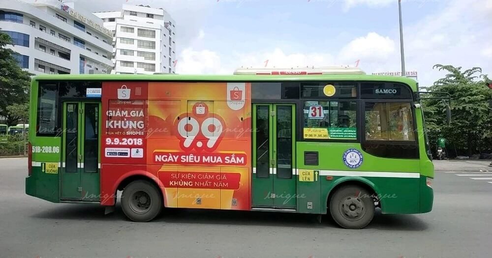 quảng cáo tràn kính trên xe buýt