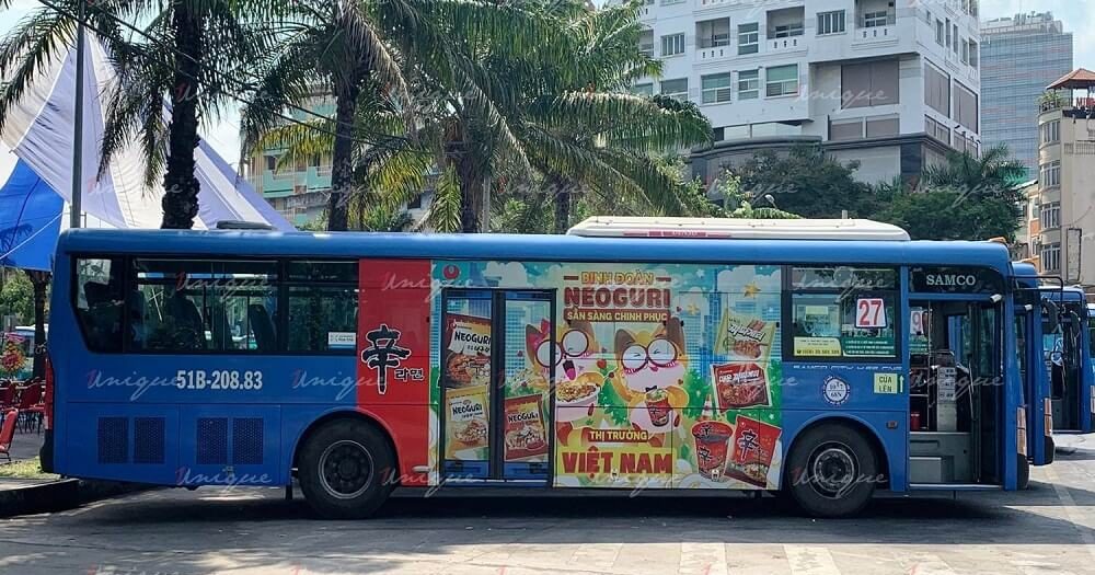 quảng cáo tràn kính trên xe buýt