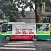 quảng cáo tràn kính trên xe buýt