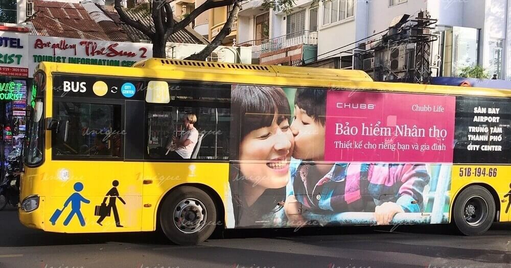 quảng cáo tràn kính trên xe buýt