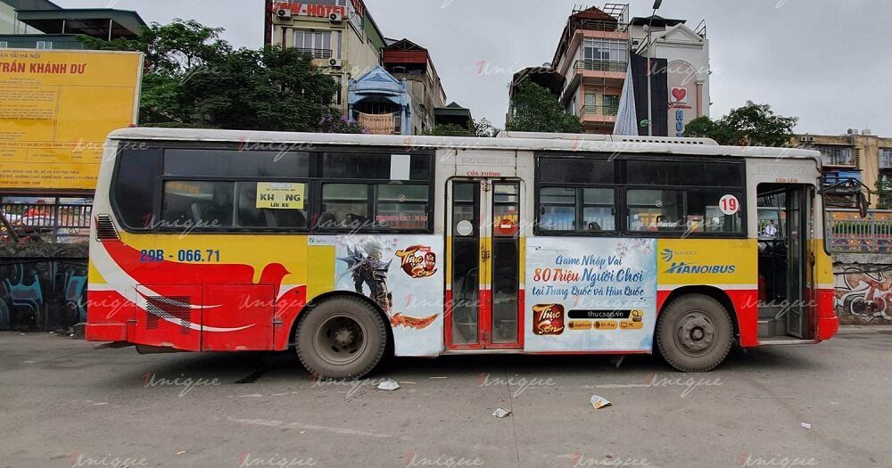 quảng cáo trên thân xe buýt