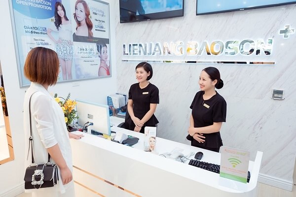 Thẩm mỹ viện Lienjang Bảo Sơn quảng cáo trên xe ô tô quảng bá thương hiệu Lienjang Bảo Sơn quảng cáo ô tô