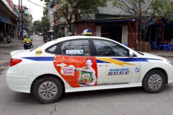 Mì Cung Đình quảng cáo trên xe ô tô và taxi nhân dịp Tết Nguyên Đán